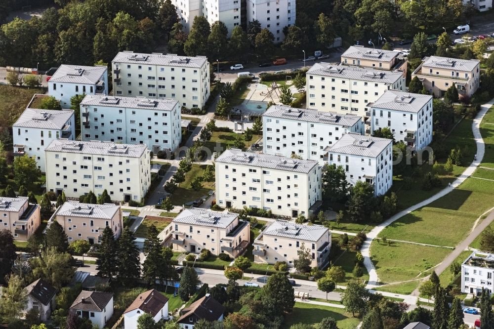 München from the bird's eye view: Residential area of the multi-family house settlement Schroefelhofstrasse in Munich in the state Bavaria, Germany