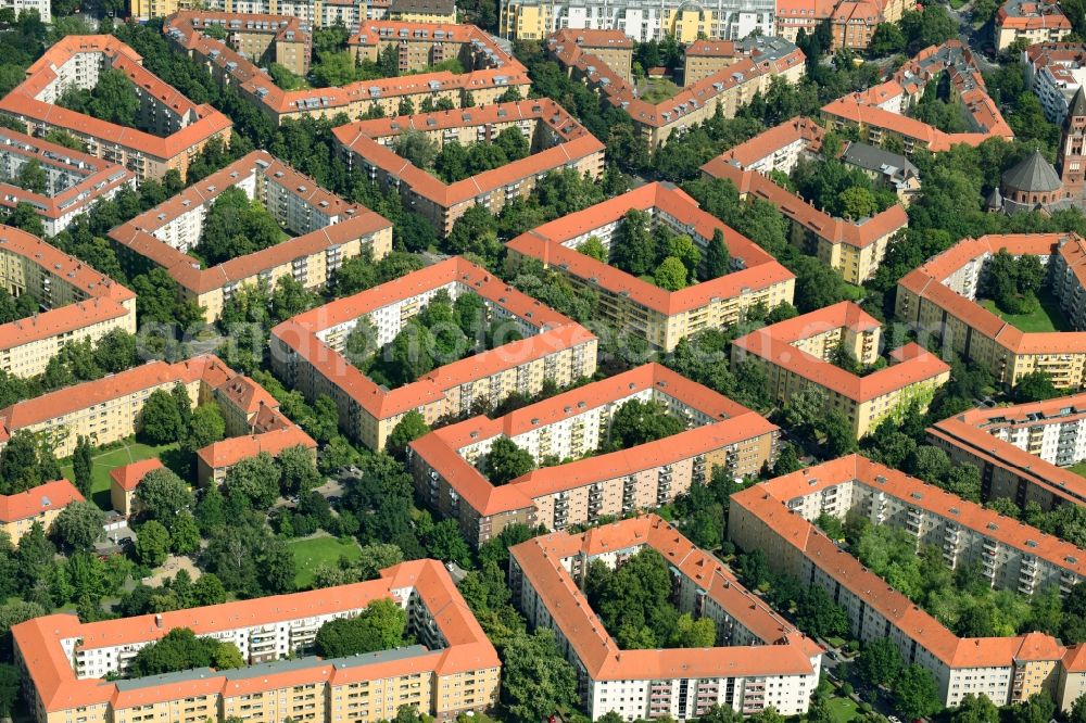 Berlin from above - Residential area of a multi-family house settlement Suedwestcorso - Kreuznacher Strasse - Wetzlaer Strasse in the district Charlottenburg-Wilmersdorf in Berlin, Germany