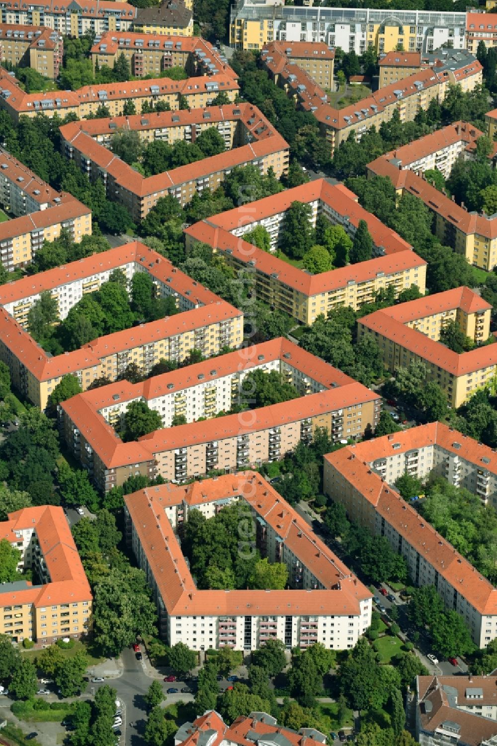 Aerial image Berlin - Residential area of a multi-family house settlement Suedwestcorso - Kreuznacher Strasse - Wetzlaer Strasse in the district Charlottenburg-Wilmersdorf in Berlin, Germany