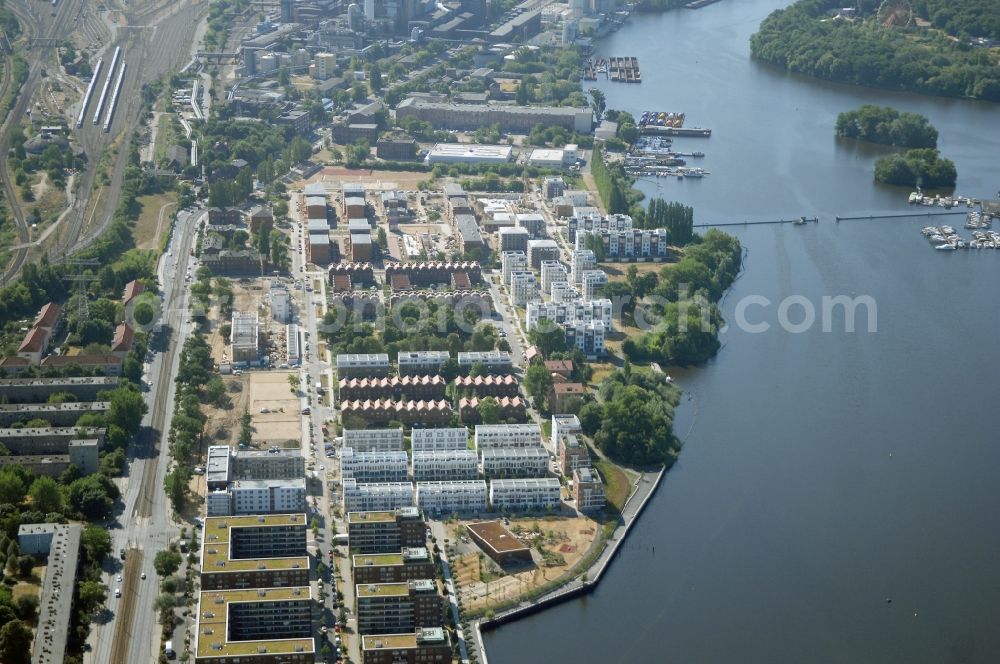 Aerial image Berlin - Residential area of an apartment building on the lake - bank course Rummelsburger See on place Medaillonplatz - Alice-und-Hella-Hirsch-Ring and street Paula-Fuerst-Strasse in the district Rummelsburg in Berlin, Germany