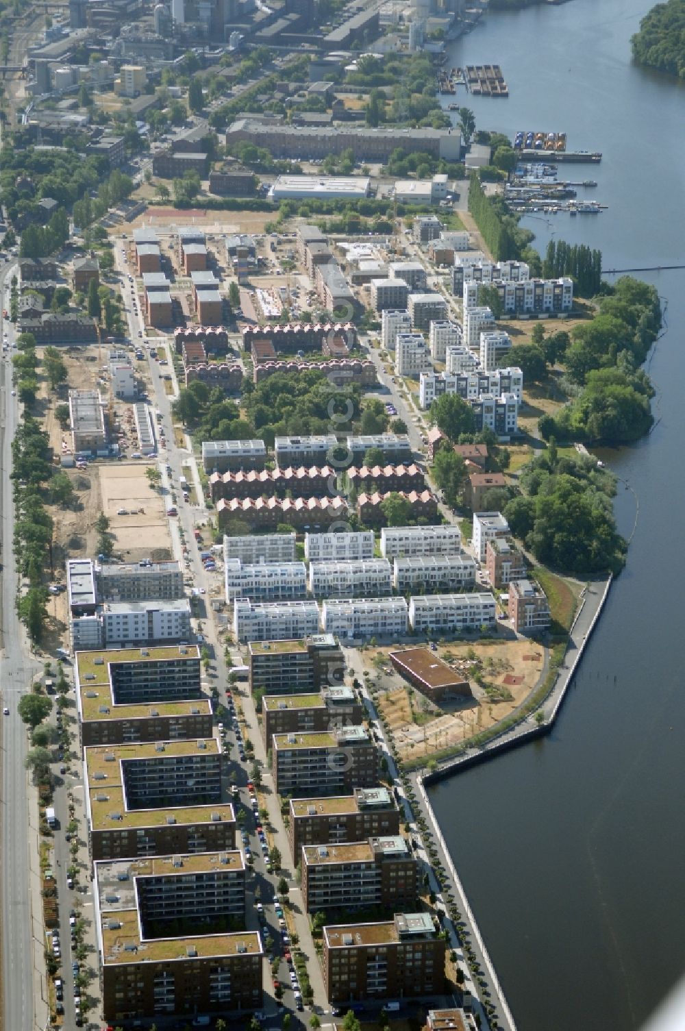 Aerial photograph Berlin - Residential area of an apartment building on the lake - bank course Rummelsburger See on place Medaillonplatz - Alice-und-Hella-Hirsch-Ring and street Paula-Fuerst-Strasse in the district Rummelsburg in Berlin, Germany