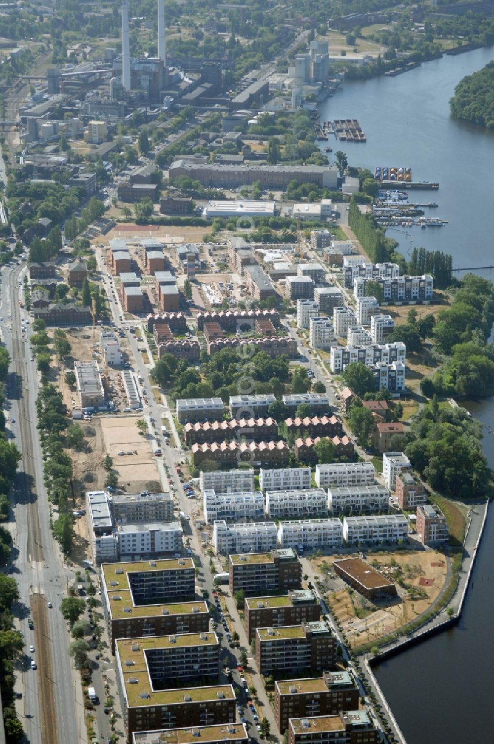 Berlin from above - Residential area of an apartment building on the lake - bank course Rummelsburger See on place Medaillonplatz - Alice-und-Hella-Hirsch-Ring and street Paula-Fuerst-Strasse in the district Rummelsburg in Berlin, Germany