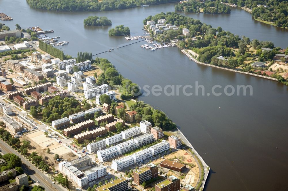 Aerial image Berlin - Residential area of an apartment building on the lake - bank course Rummelsburger See on place Medaillonplatz - Alice-und-Hella-Hirsch-Ring and street Paula-Fuerst-Strasse in the district Rummelsburg in Berlin, Germany