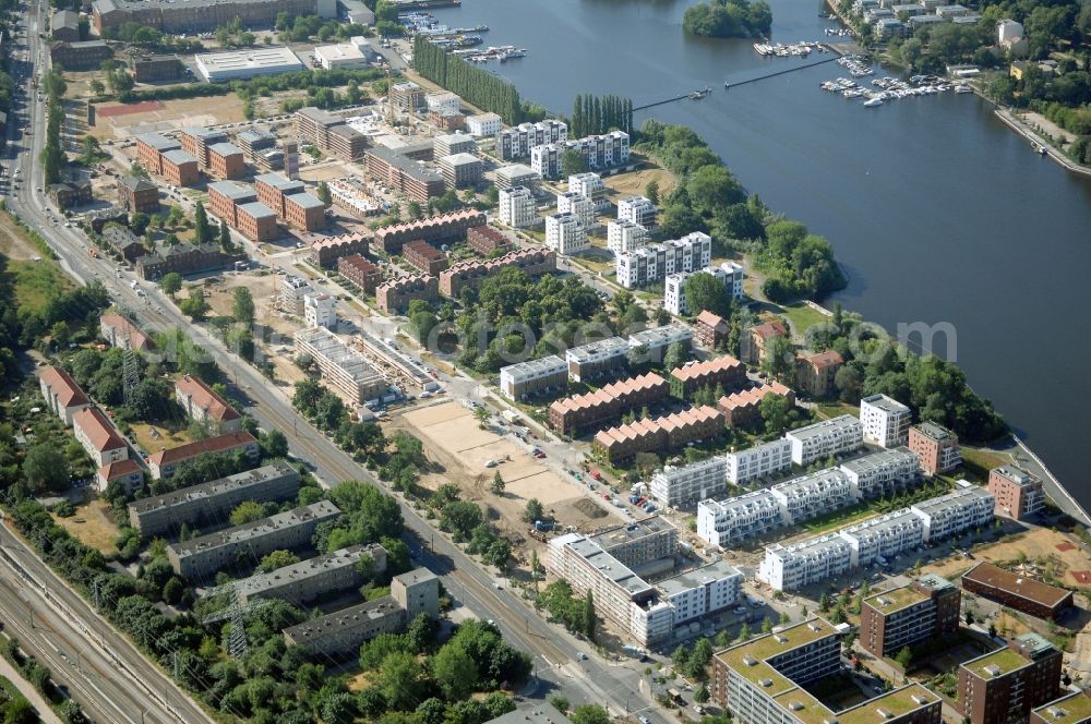 Aerial photograph Berlin - Residential area of an apartment building on the lake - bank course Rummelsburger See on place Medaillonplatz - Alice-und-Hella-Hirsch-Ring and street Paula-Fuerst-Strasse in the district Rummelsburg in Berlin, Germany