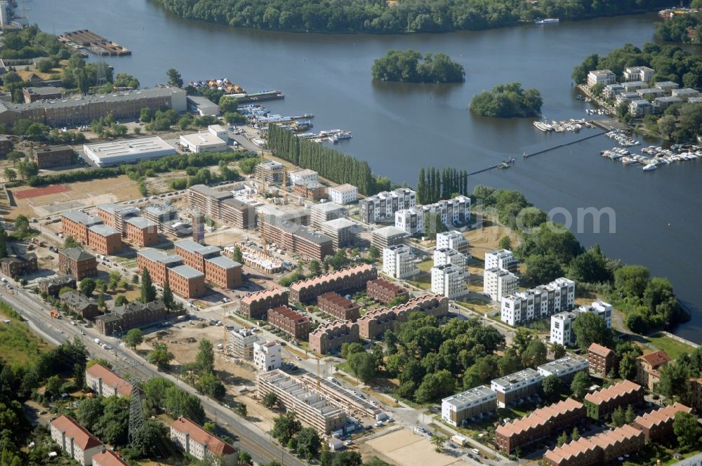 Berlin from above - Residential area of an apartment building on the lake - bank course Rummelsburger See on place Medaillonplatz - Alice-und-Hella-Hirsch-Ring and street Paula-Fuerst-Strasse in the district Rummelsburg in Berlin, Germany