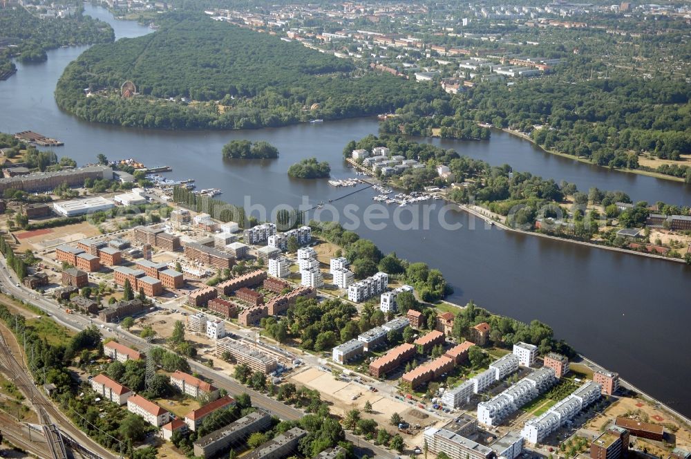 Berlin from the bird's eye view: Residential area of an apartment building on the lake - bank course Rummelsburger See on place Medaillonplatz - Alice-und-Hella-Hirsch-Ring and street Paula-Fuerst-Strasse in the district Rummelsburg in Berlin, Germany