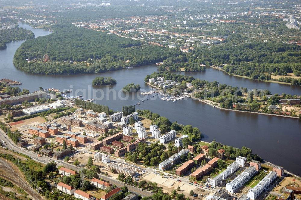 Aerial image Berlin - Residential area of an apartment building on the lake - bank course Rummelsburger See on place Medaillonplatz - Alice-und-Hella-Hirsch-Ring and street Paula-Fuerst-Strasse in the district Rummelsburg in Berlin, Germany