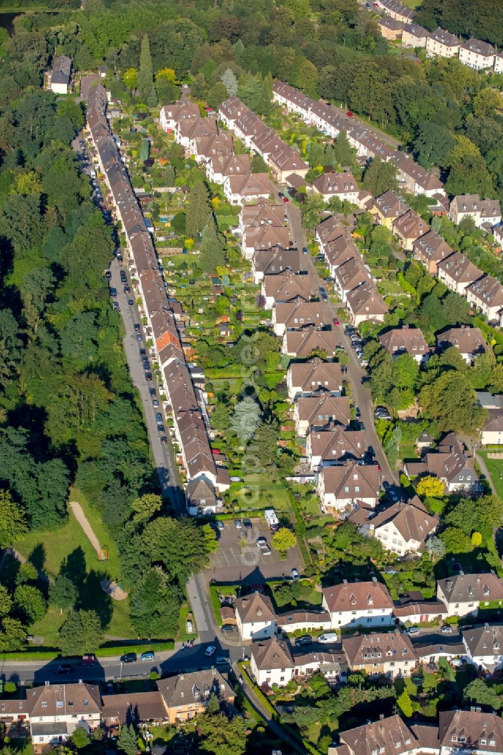 Mülheim an der Ruhr from above - Residential area of the multi-family house settlement Siedlung Heimaterde in Muelheim on the Ruhr in the state North Rhine-Westphalia