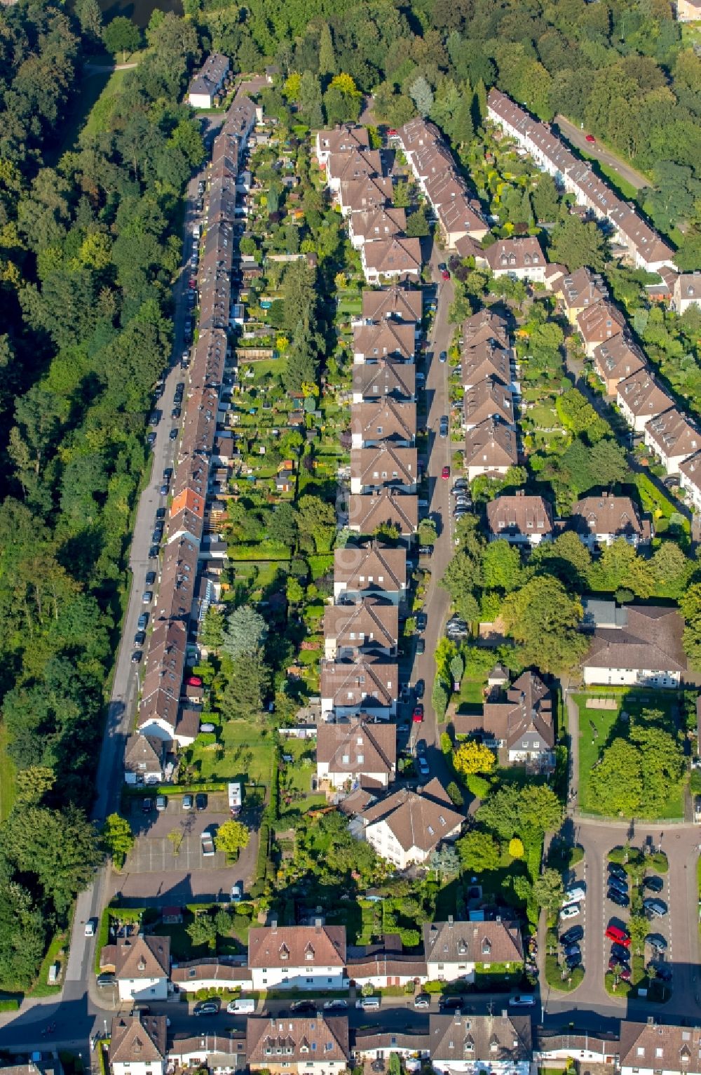 Mülheim an der Ruhr from the bird's eye view: Residential area of the multi-family house settlement Siedlung Heimaterde in Muelheim on the Ruhr in the state North Rhine-Westphalia