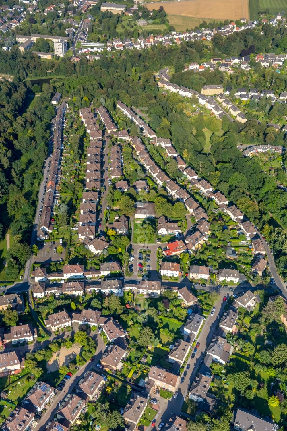 Aerial photograph Mülheim an der Ruhr - Residential area of the multi-family house settlement Siedlung Heimaterde in Muelheim on the Ruhr in the state North Rhine-Westphalia