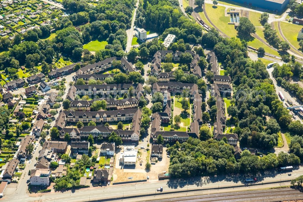 Duisburg from above - Residential area of the multi-family house settlement Siedlung Huettenheim in Duisburg in the state North Rhine-Westphalia