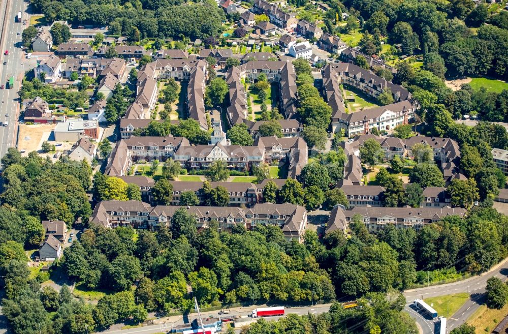 Aerial image Duisburg - Residential area of the multi-family house settlement Siedlung Huettenheim in Duisburg in the state North Rhine-Westphalia