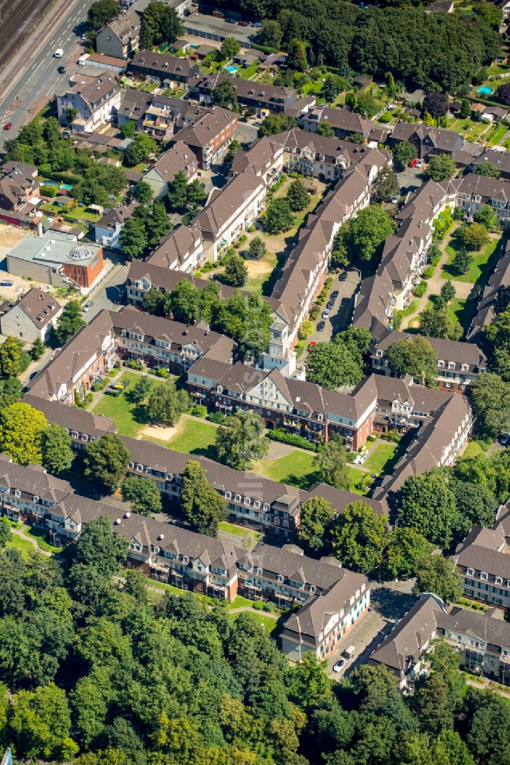 Aerial photograph Duisburg - Residential area of the multi-family house settlement Siedlung Huettenheim in Duisburg in the state North Rhine-Westphalia