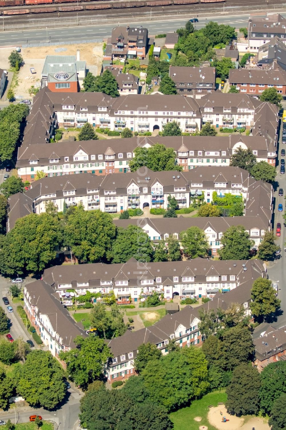 Duisburg from above - Residential area of the multi-family house settlement Siedlung Huettenheim in Duisburg in the state North Rhine-Westphalia