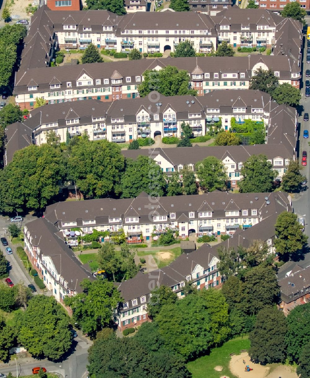 Duisburg from the bird's eye view: Residential area of the multi-family house settlement Siedlung Huettenheim in Duisburg in the state North Rhine-Westphalia