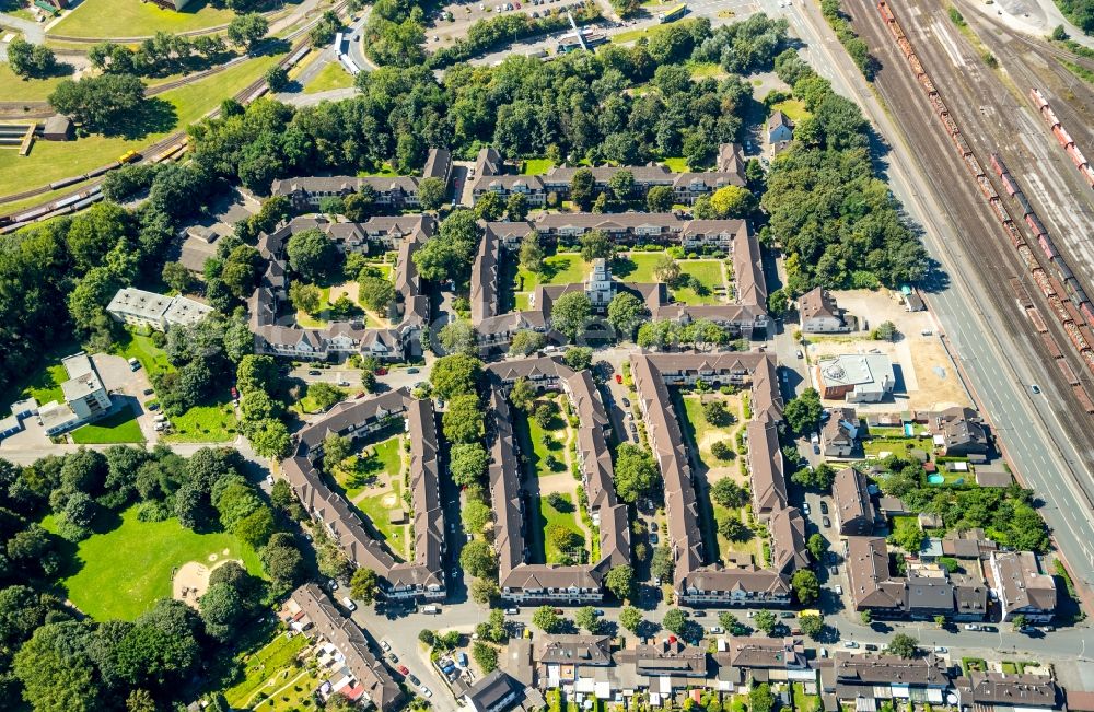 Aerial image Duisburg - Residential area of the multi-family house settlement Siedlung Huettenheim in Duisburg in the state North Rhine-Westphalia