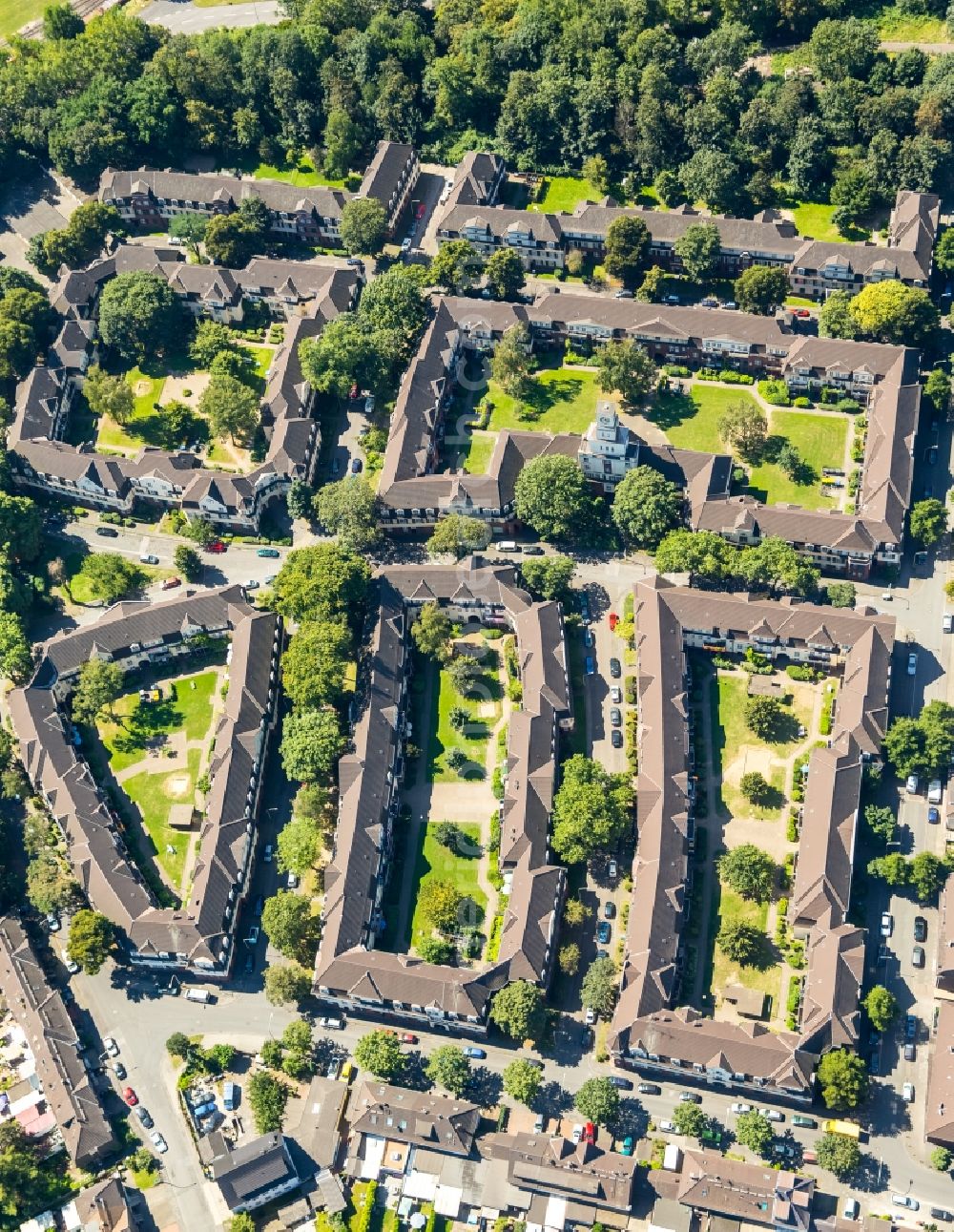 Duisburg from above - Residential area of the multi-family house settlement Siedlung Huettenheim in Duisburg in the state North Rhine-Westphalia