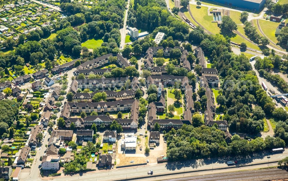 Duisburg from above - Residential area of the multi-family house settlement Siedlung Huettenheim in Duisburg in the state North Rhine-Westphalia