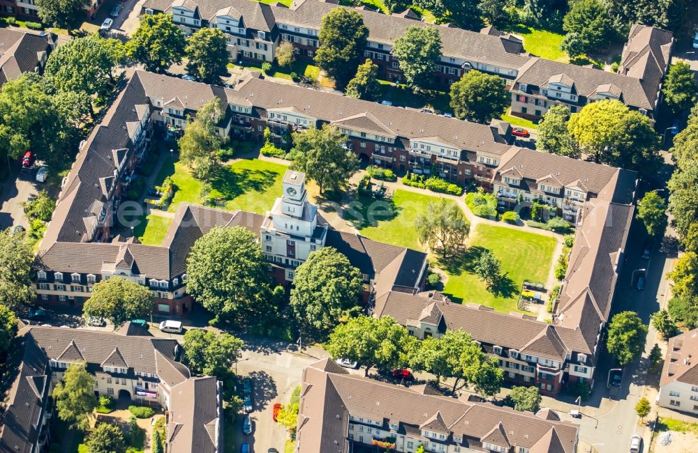 Duisburg from above - Residential area of the multi-family house settlement Siedlung Huettenheim in Duisburg in the state North Rhine-Westphalia