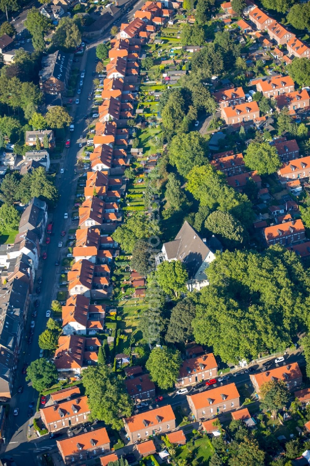 Oberhausen from the bird's eye view: Residential area of the multi-family house settlement Siedlung Stemmersberg in Oberhausen in the state North Rhine-Westphalia