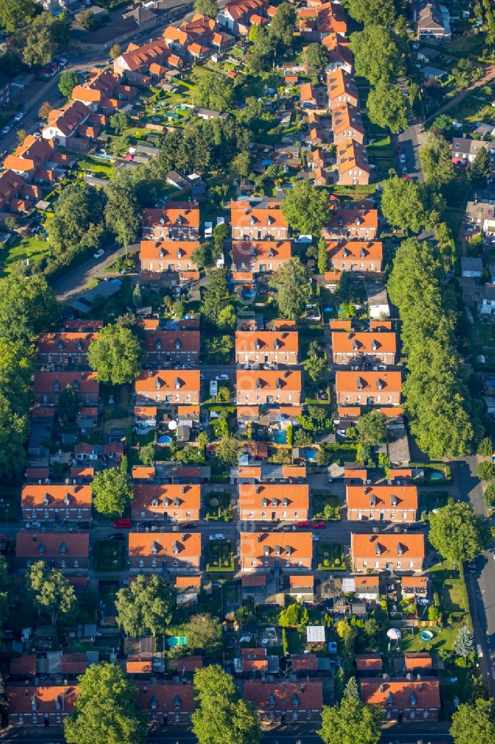 Aerial image Oberhausen - Residential area of the multi-family house settlement Siedlung Stemmersberg in Oberhausen in the state North Rhine-Westphalia