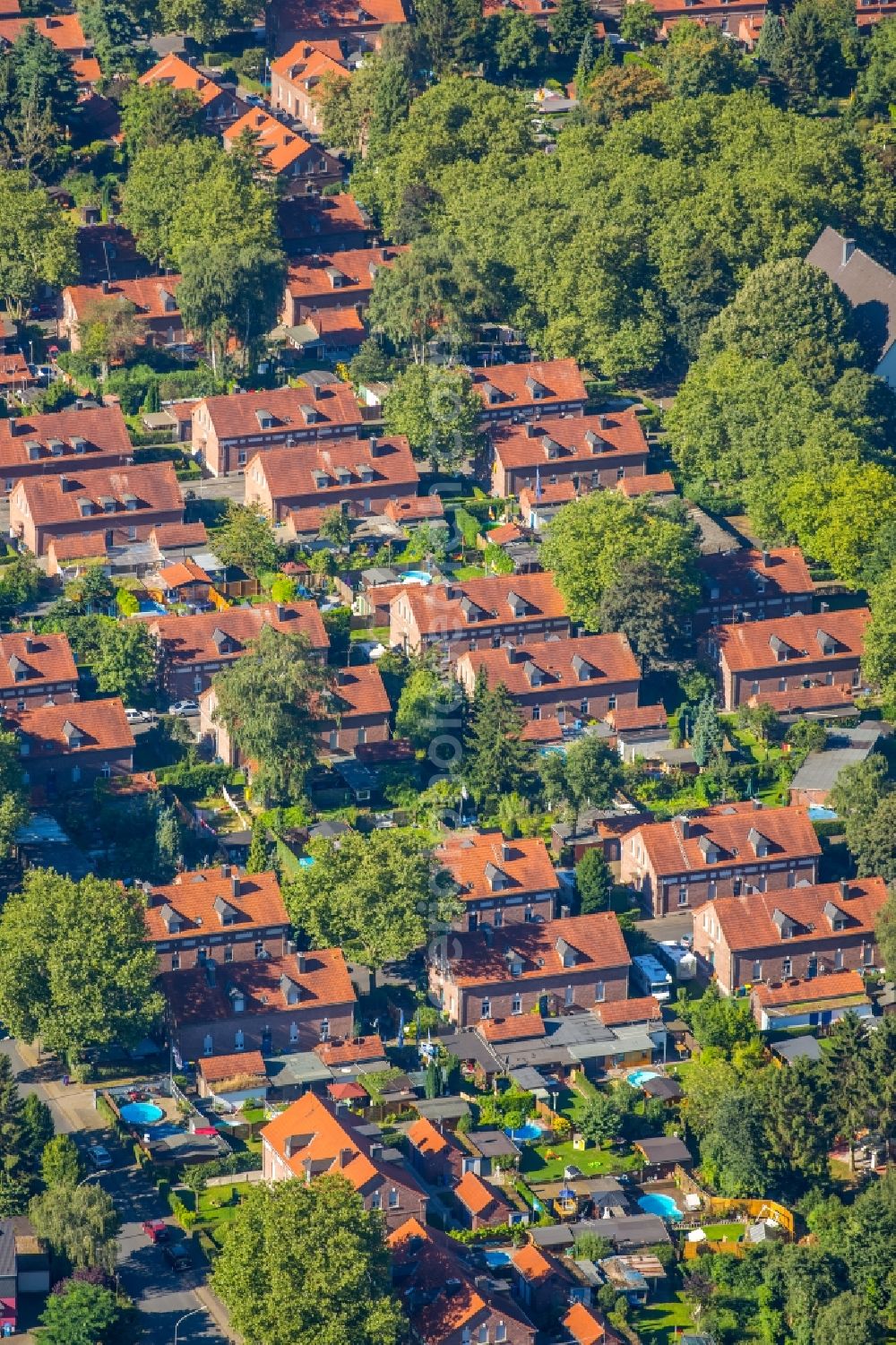 Oberhausen from the bird's eye view: Residential area of the multi-family house settlement Siedlung Stemmersberg in Oberhausen in the state North Rhine-Westphalia