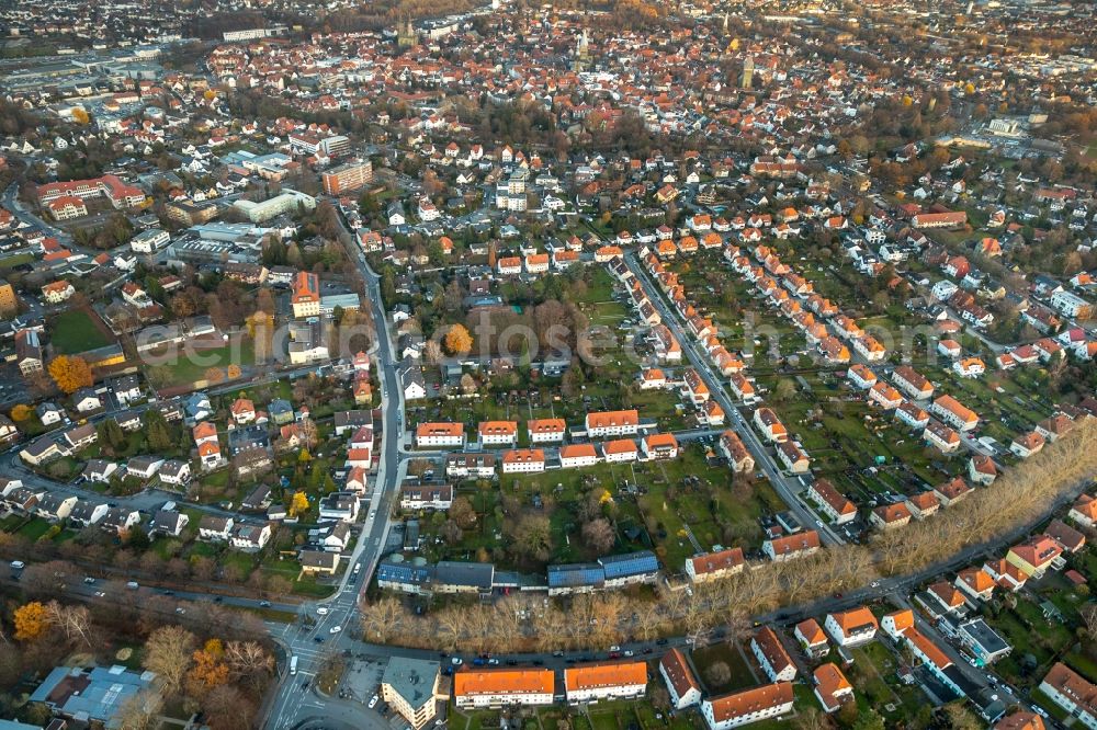 Aerial photograph Soest - Residential area of the multi-family house settlement along the Meister-Conrad-Strasse - Albertus-Magnus-Strasse - Paradieser Weg in Soest in the state North Rhine-Westphalia, Germany