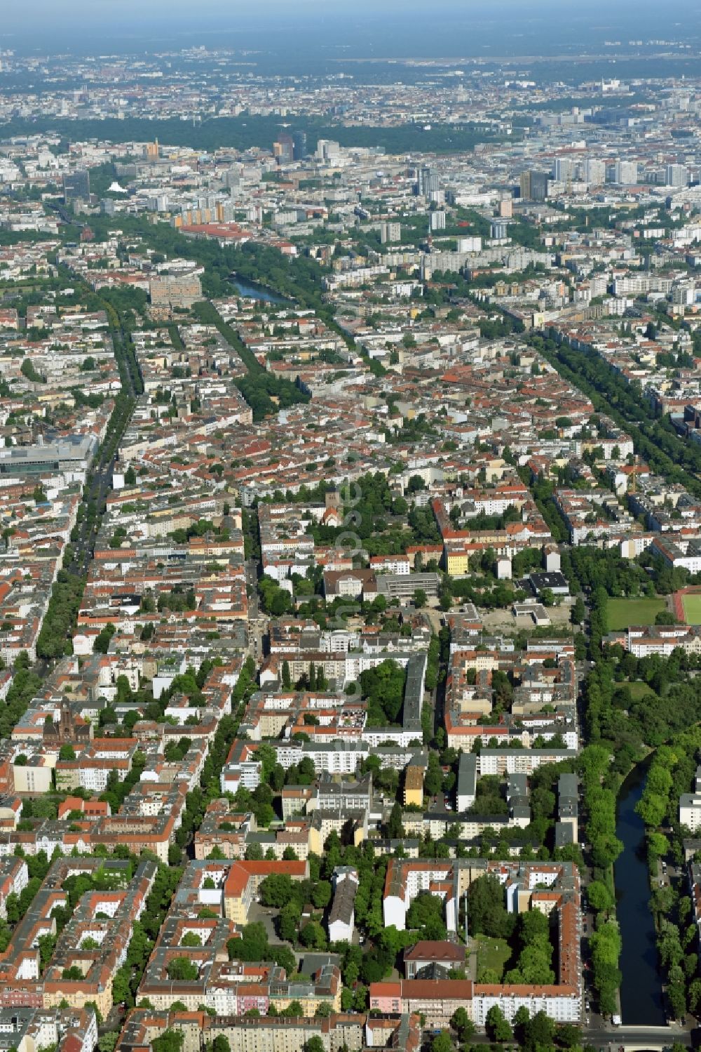 Aerial photograph Berlin - Residential area of a multi-family house settlement Sonnenallee - Weichselplatz in the district Neukoelln in Berlin, Germany