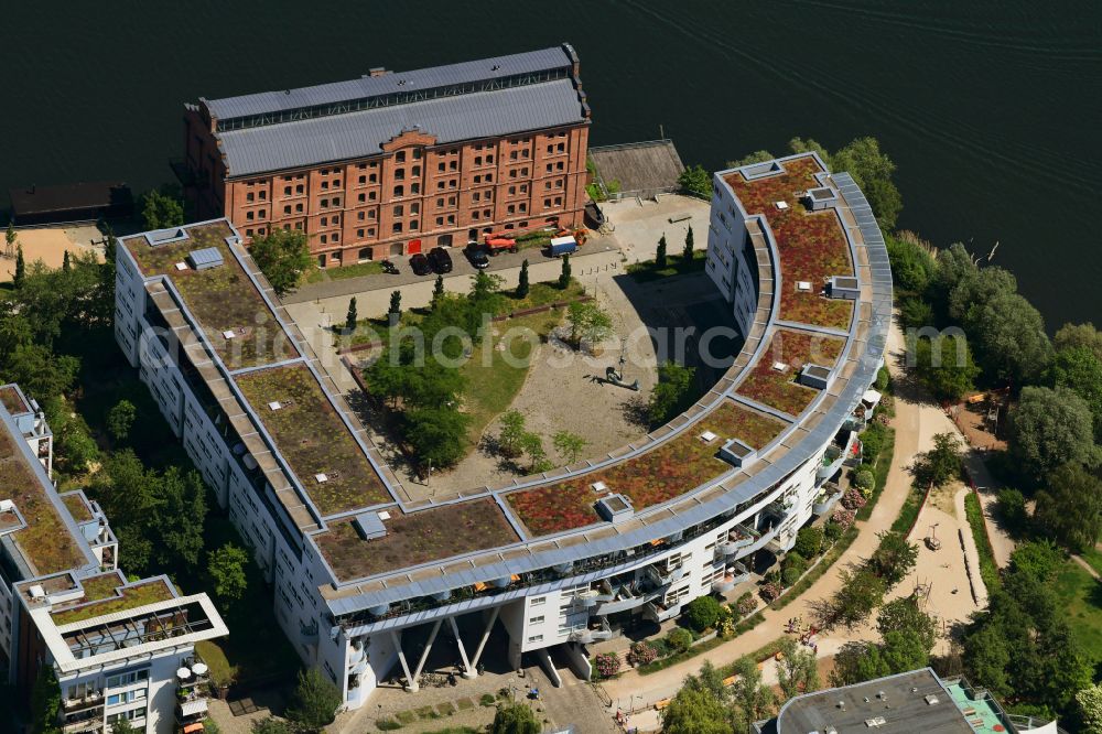 Aerial image Berlin - Residential area of the multi-family house settlement Am Speicher - Uferweg in the district Friedrichshain in Berlin Halbinsel Stralau, Germany