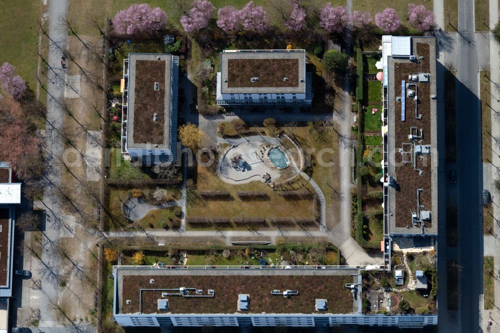 München from the bird's eye view: Residential area of a??a??an apartment building on Elisabeth-Dane-Strasse - Georg-Kerchensteiner-Strasse in the district of Trudering-Riem in Munich in the state Bavaria, Germany