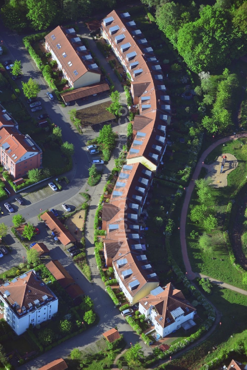 Aerial image Stahnsdorf - Roof and wall structures in residential area of a multi-family house settlement in Stahnsdorf in the state Brandenburg