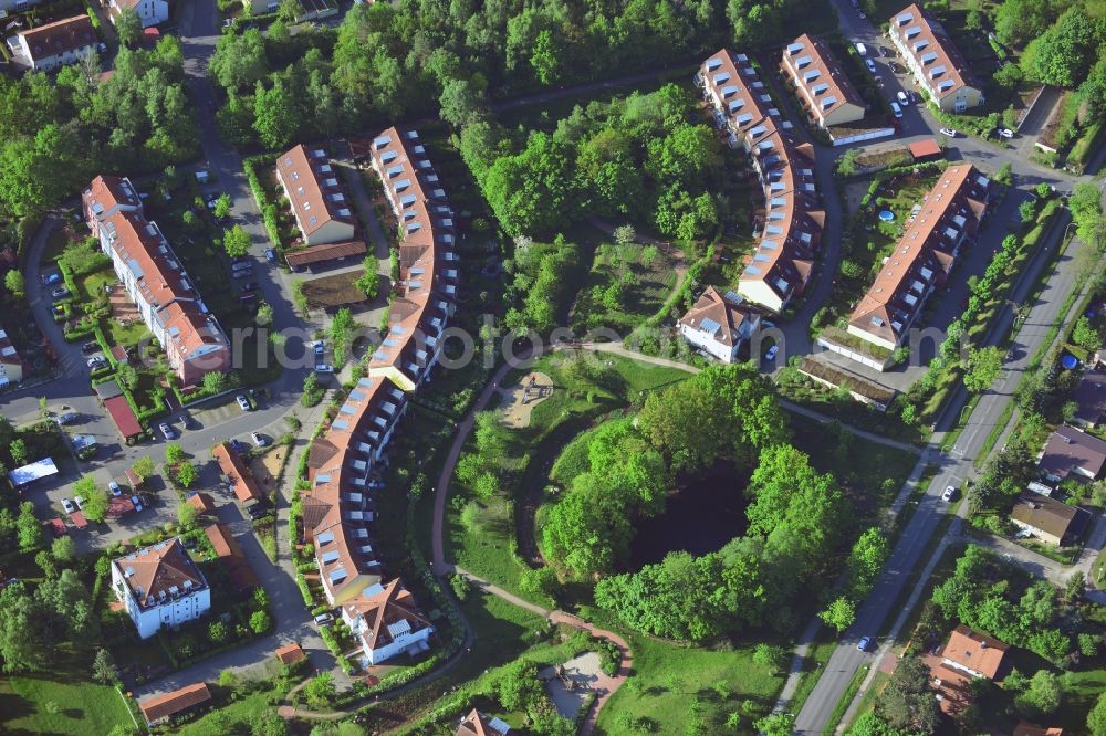 Stahnsdorf from above - Roof and wall structures in residential area of a multi-family house settlement in Stahnsdorf in the state Brandenburg