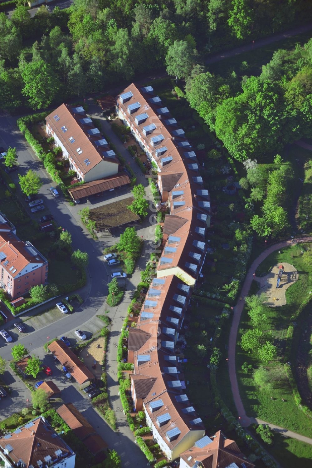 Stahnsdorf from the bird's eye view: Roof and wall structures in residential area of a multi-family house settlement in Stahnsdorf in the state Brandenburg