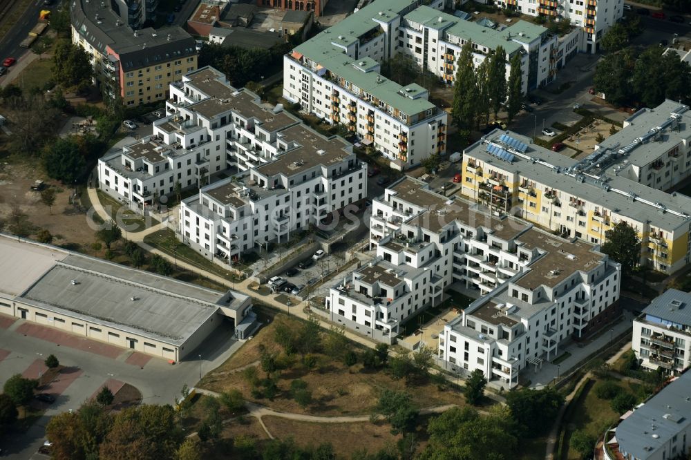 Berlin from the bird's eye view: Residential area of a multi-family house settlement at the street Am Amtsgraben in Berlin