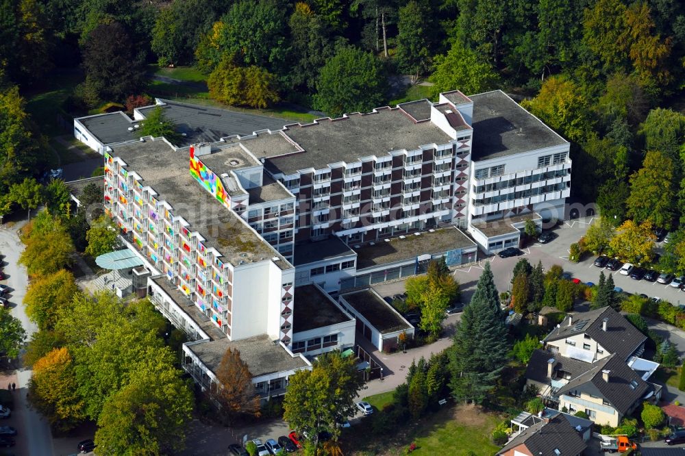 Bad Iburg from above - Residential area of the multi-family house settlement on the street Am Kurgarten in Bad Iburg in the state Lower Saxony, Germany