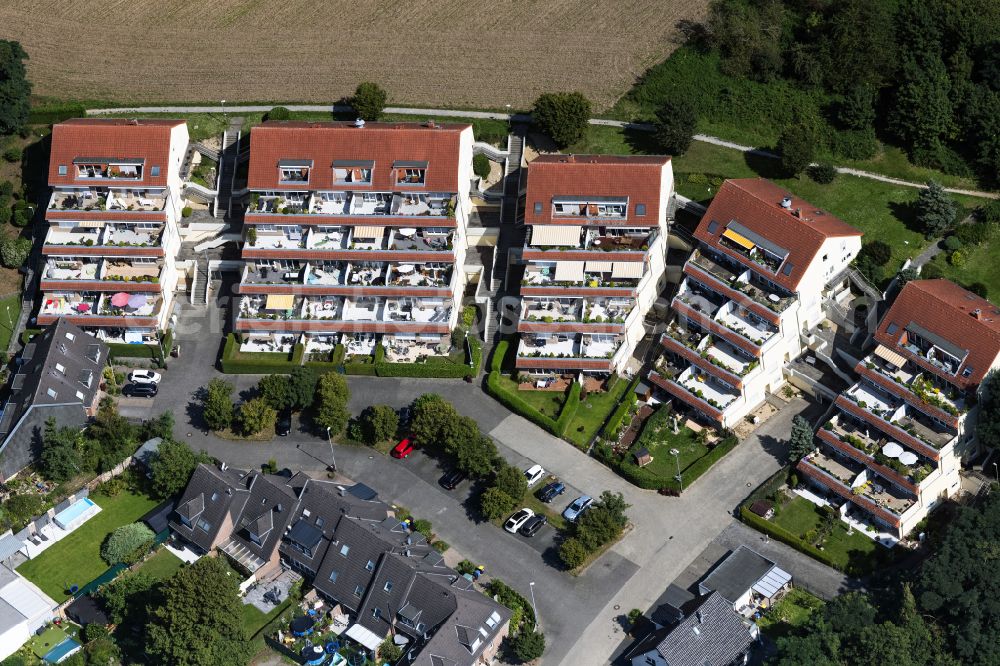 Aerial image Mönchengladbach - Residential area of the multi-family house settlement in Stufenartiger Anordnung on street Beller Hecke in Moenchengladbach in the state North Rhine-Westphalia, Germany