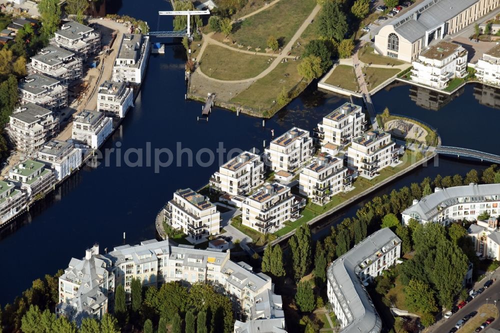 Berlin from the bird's eye view: Residential area of the multi-family house settlement auf of Tegeler Insel on Tegeler Hafen in Front of the island Humboldt-Insel in the district Reinickendorf in Berlin, Germany