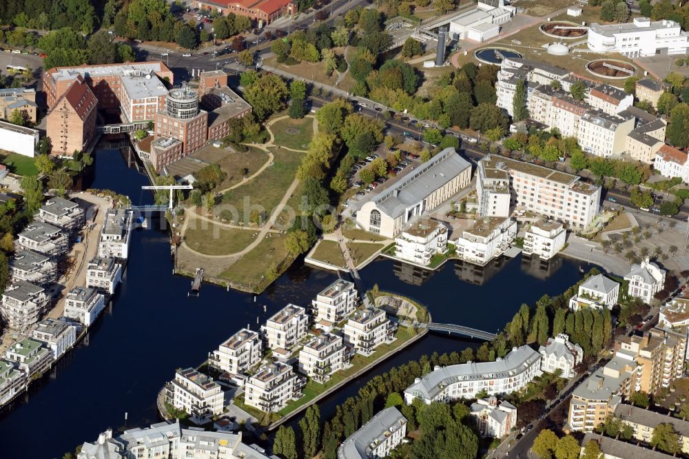 Aerial photograph Berlin - Residential area of the multi-family house settlement auf of Tegeler Insel on Tegeler Hafen in Front of the island Humboldt-Insel in the district Reinickendorf in Berlin, Germany