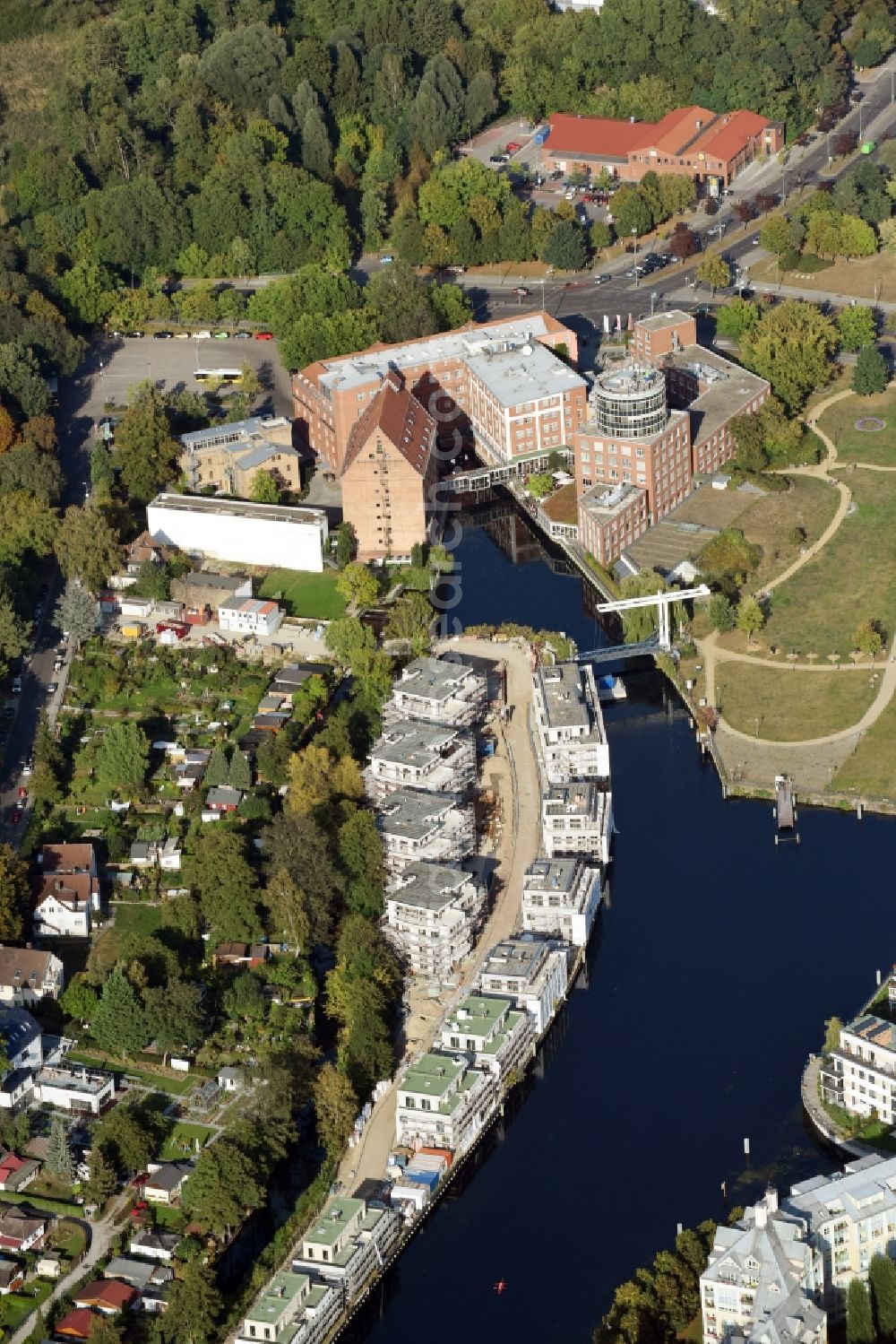 Berlin from above - Residential area of the multi-family house settlement auf of Tegeler Insel on Tegeler Hafen in Front of the island Humboldt-Insel in the district Reinickendorf in Berlin, Germany