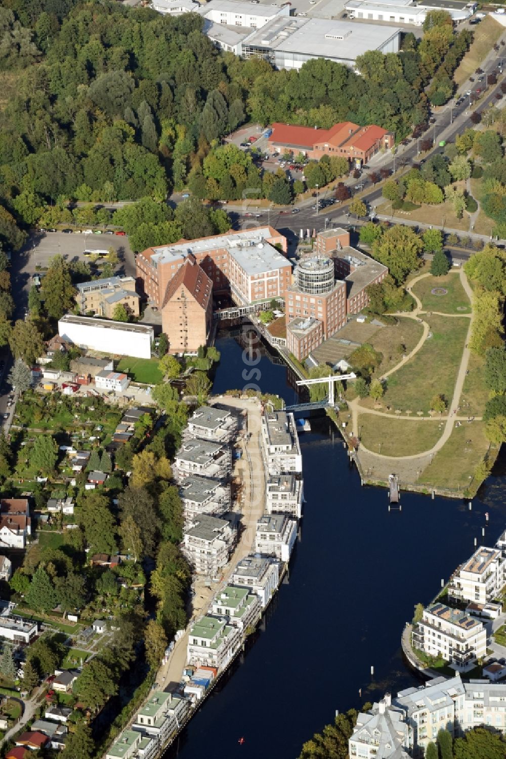 Berlin from the bird's eye view: Residential area of the multi-family house settlement auf of Tegeler Insel on Tegeler Hafen in Front of the island Humboldt-Insel in the district Reinickendorf in Berlin, Germany