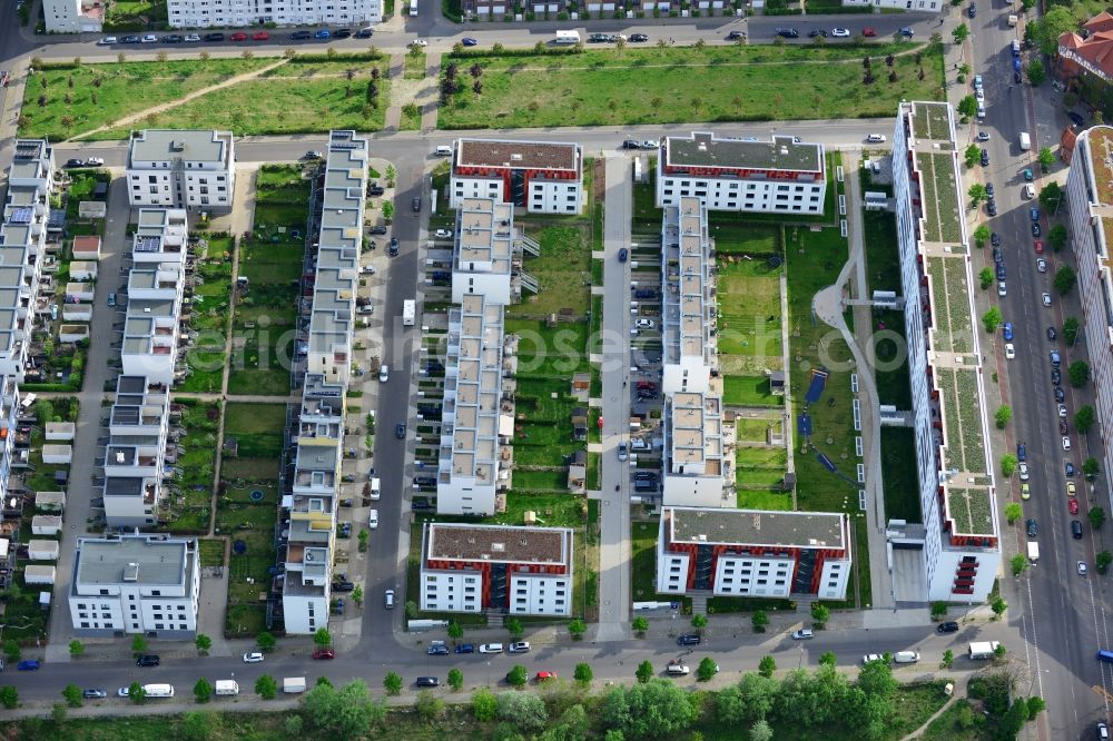 Berlin, Friedrichshain from the bird's eye view: Roof and wall structures in residential area of a multi-family house settlement of street Thaerstrasse in Berlin in Germany