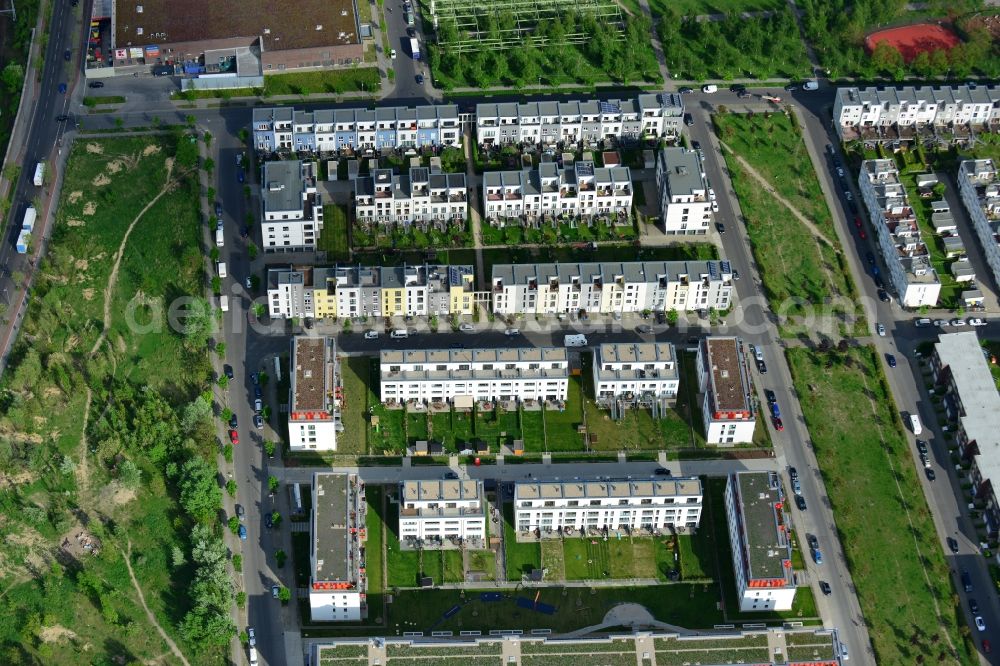 Aerial image Berlin, Friedrichshain - Roof and wall structures in residential area of a multi-family house settlement of street Thaerstrasse in Berlin in Germany