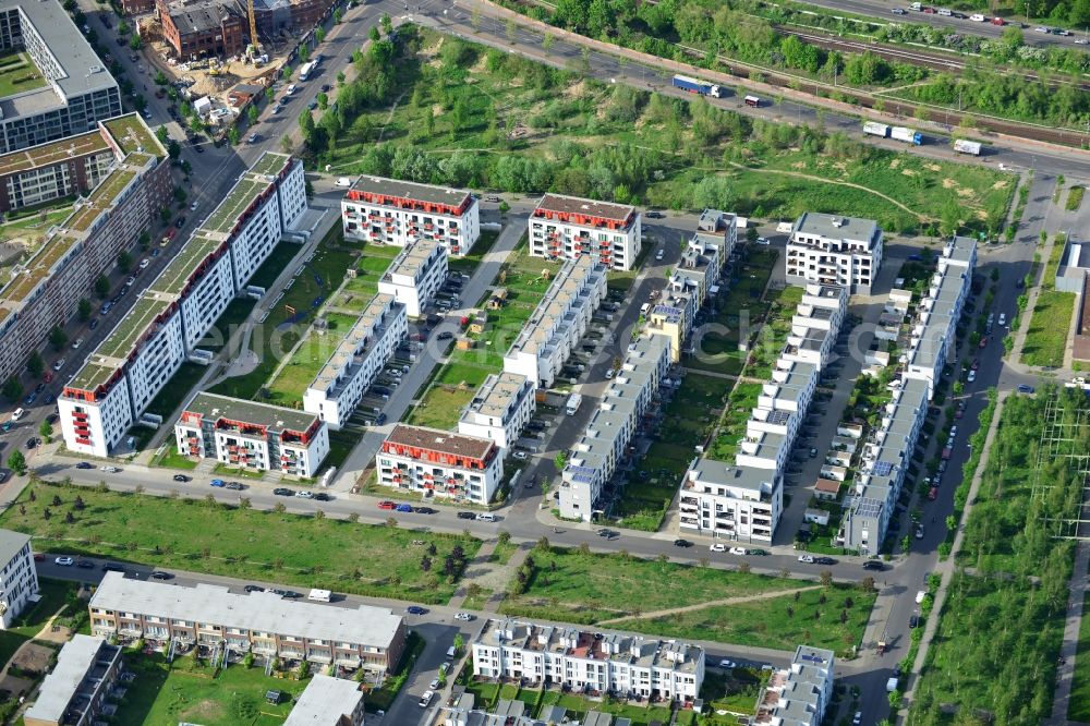 Aerial photograph Berlin, Friedrichshain - Roof and wall structures in residential area of a multi-family house settlement of street Thaerstrasse in Berlin in Germany