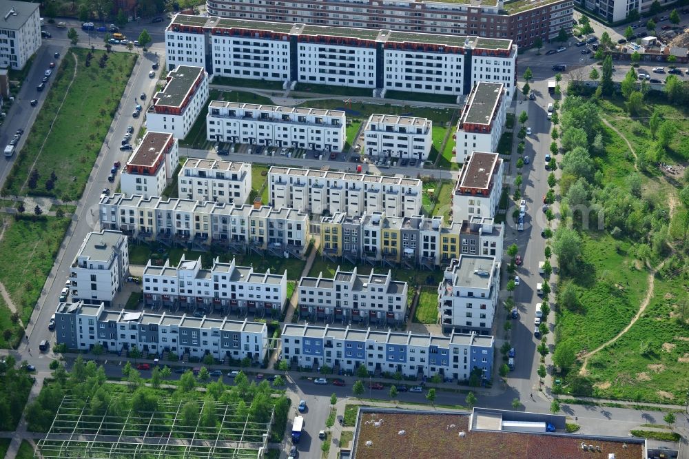 Berlin, Friedrichshain from above - Roof and wall structures in residential area of a multi-family house settlement of street Thaerstrasse in Berlin in Germany