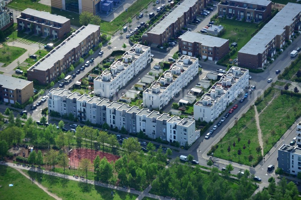 Berlin, Friedrichshain from the bird's eye view: Roof and wall structures in residential area of a multi-family house settlement of street Thaerstrasse in Berlin in Germany