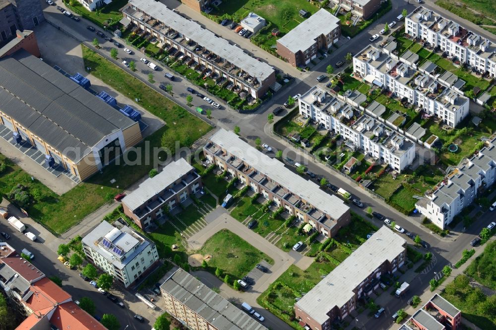 Aerial image Berlin, Friedrichshain - Roof and wall structures in residential area of a multi-family house settlement of street Thaerstrasse in Berlin in Germany