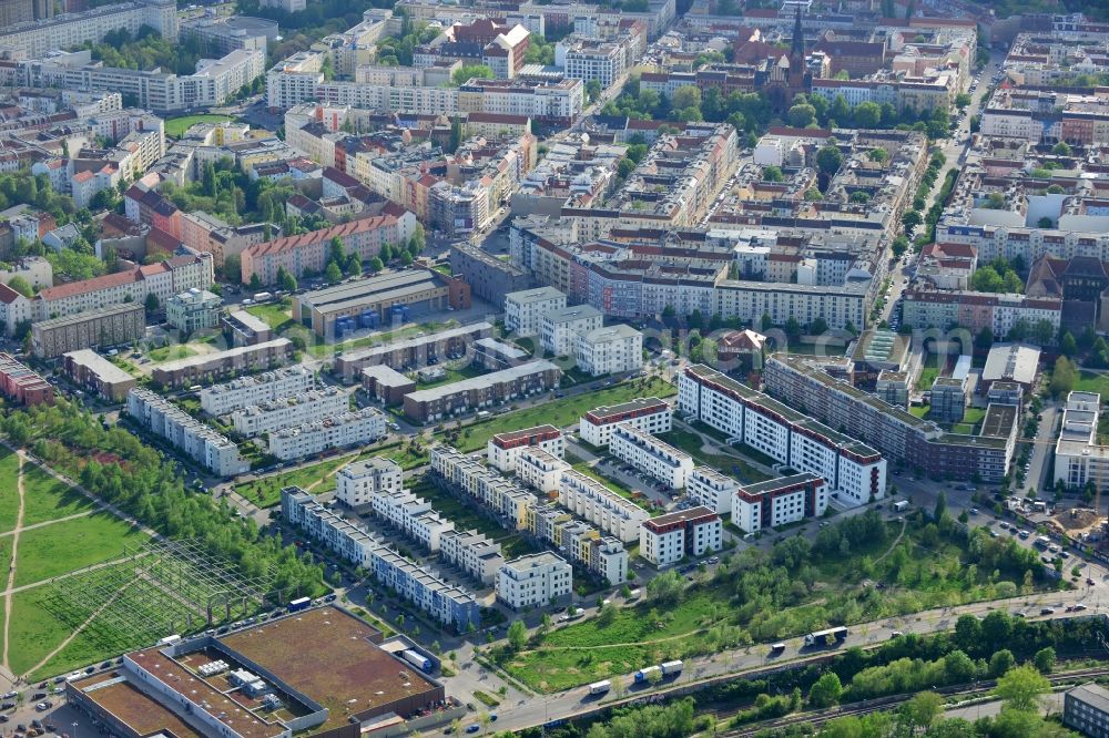 Aerial photograph Berlin, Friedrichshain - Roof and wall structures in residential area of a multi-family house settlement of street Thaerstrasse in Berlin in Germany