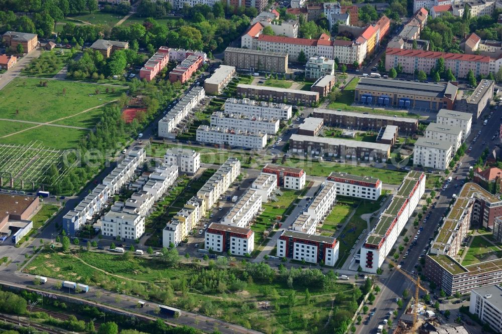 Berlin, Friedrichshain from above - Roof and wall structures in residential area of a multi-family house settlement of street Thaerstrasse in Berlin in Germany