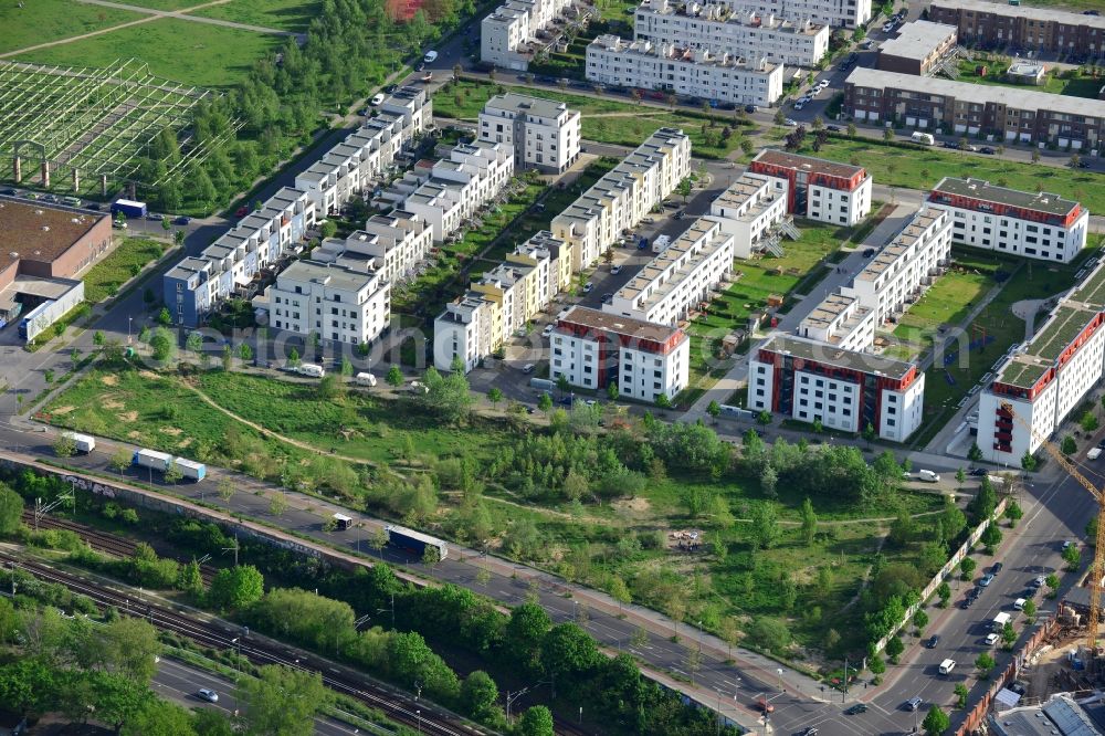 Berlin, Friedrichshain from the bird's eye view: Roof and wall structures in residential area of a multi-family house settlement of street Thaerstrasse in Berlin in Germany