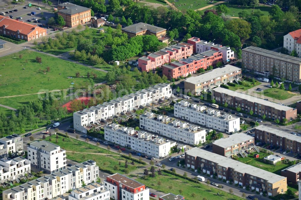 Aerial image Berlin, Friedrichshain - Roof and wall structures in residential area of a multi-family house settlement of street Thaerstrasse in Berlin in Germany